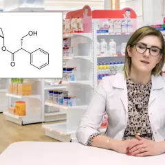 Schemat cząsteczki scopolanu, leku stosowanego m.in. w chorobie lokomocyjnej, obok farmaceutki w aptece.