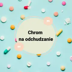 Kolorowe tabletki i kapsułki rozsypane na jasnoniebieskim tle. W centrum okrąg z napisem "Chrom na odchudzanie".
