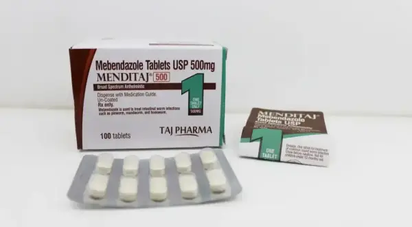 Opakowanie i blistry tabletek Mebendazol USP 500mg MENDITAJ, leku na infekcje pasożytnicze.