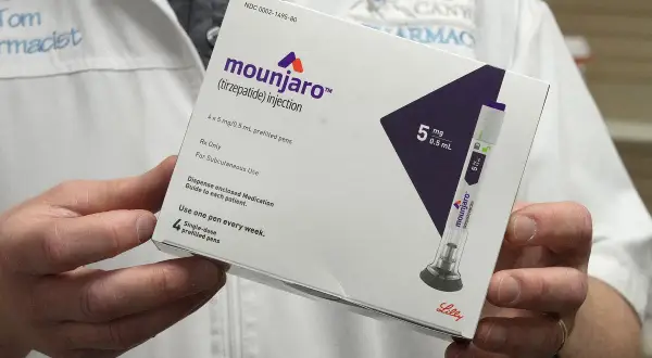 Opakowanie Mounjaro 5 mg z tirzepatydem. Cena tego leku jest ważna dla wielu pacjentów. Zawiera 4 jednodawkowe peny.