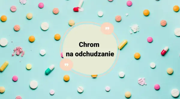 Kolorowe tabletki i kapsułki rozsypane na jasnoniebieskim tle. W centrum okrąg z napisem "Chrom na odchudzanie".