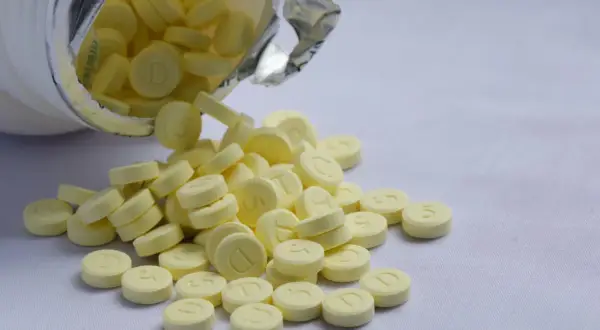 Żółte tabletki z literą "D" i cyfrą "5" rozsypane z opakowania. Zastanawiasz się, relanium na co pomaga?