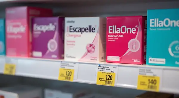 Na półce aptecznej widać opakowania tabletek "EllaOne" i "Escapelle". Cena za tabletkę "EllaOne" to 120 zł.