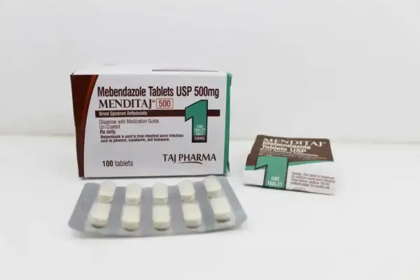 Opakowanie i blistry tabletek Mebendazol USP 500mg MENDITAJ, leku na infekcje pasożytnicze.