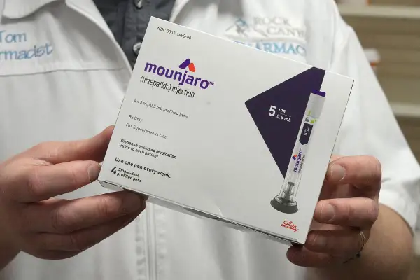 Opakowanie Mounjaro 5 mg z tirzepatydem. Cena tego leku jest ważna dla wielu pacjentów. Zawiera 4 jednodawkowe peny.