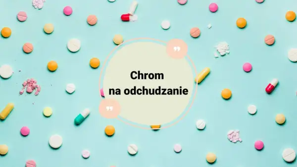 Kolorowe tabletki i kapsułki rozsypane na jasnoniebieskim tle. W centrum okrąg z napisem "Chrom na odchudzanie".