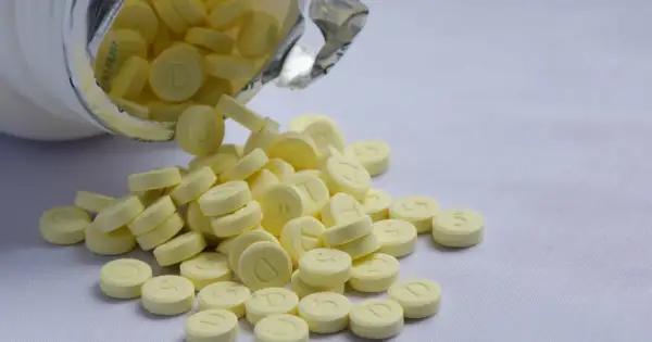 Żółte tabletki z literą "D" i cyfrą "5" rozsypane z opakowania. Zastanawiasz się, relanium na co pomaga?